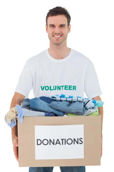 Attraktiver Mann hält Spendenbox mit Kleidung in der Hand — Stockfoto