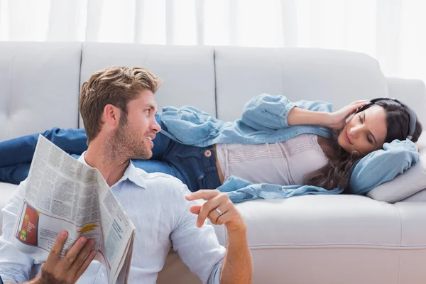 Paar ontspannen in de woonkamer — Stockfoto