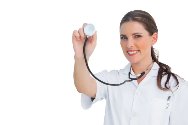 Szczęśliwy pielęgniarka trzyma stetoskop — Zdjęcie stockowe