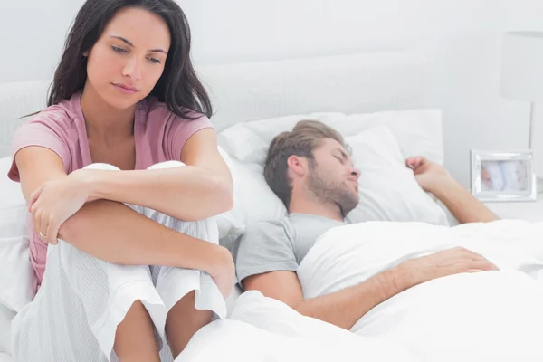 Femme stressée dans son lit — Photo