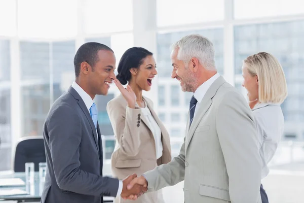 Erfolgreiches Business-Team beim Händeschütteln und High Fiving — Stockfoto