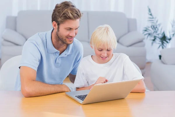 Padre y su hijo usando laptop — Foto de Stock