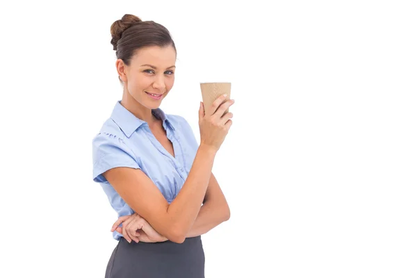 Stijlvolle zakenvrouw bedrijf koffie beker — Stockfoto