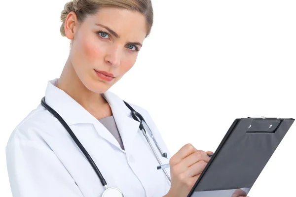 Nurse writing on clipboard — Stock Photo, Image