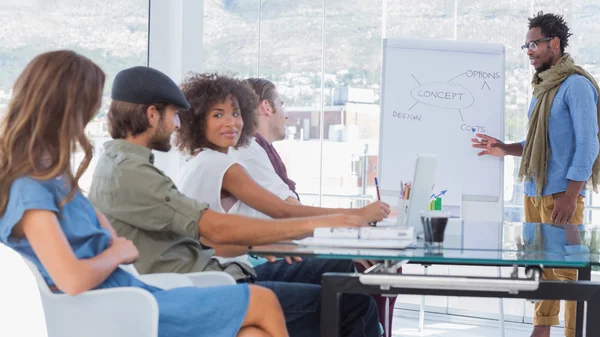 Jóvenes diseñadores escuchando en la reunión —  Fotos de Stock