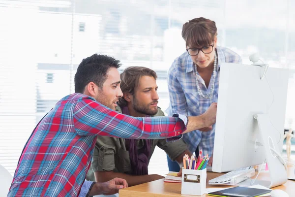 Team von Designern arbeitet an einem Computer — Stockfoto