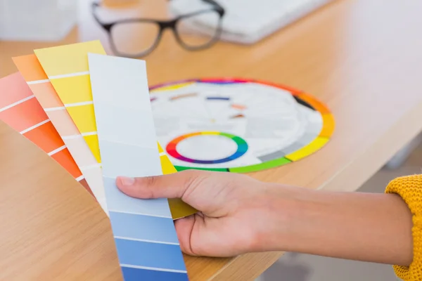 Ruka držící barevné vzorníky — Stock fotografie