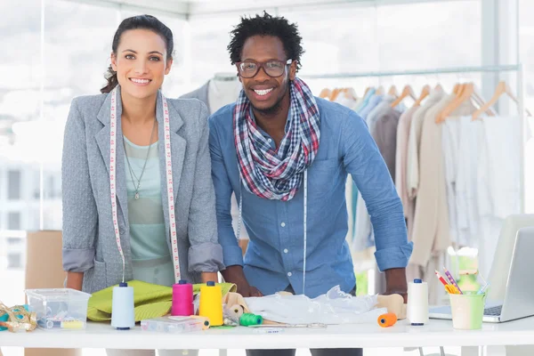 Dos diseñadores de moda sonriendo — Foto de Stock