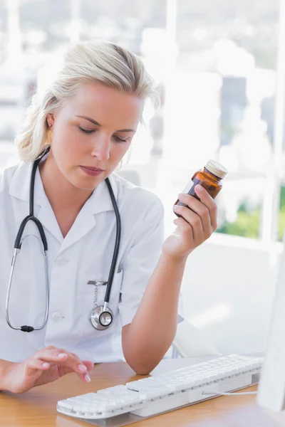 Krankenschwester hält ein Medikamentenglas in der Hand — Stockfoto