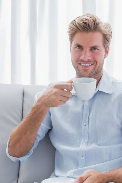 Веселый человек пьет кофе — стоковое фото