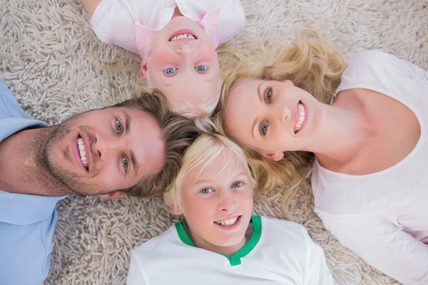 円で横になっている家族のオーバーヘッド — ストック写真