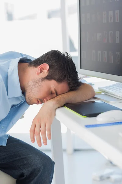 Designer gráfico dormindo em seu teclado — Fotografia de Stock