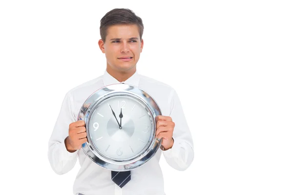 Homem de negócios ansioso segurando um relógio — Fotografia de Stock