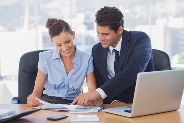 Negócios sorridentes trabalhando juntos — Fotografia de Stock