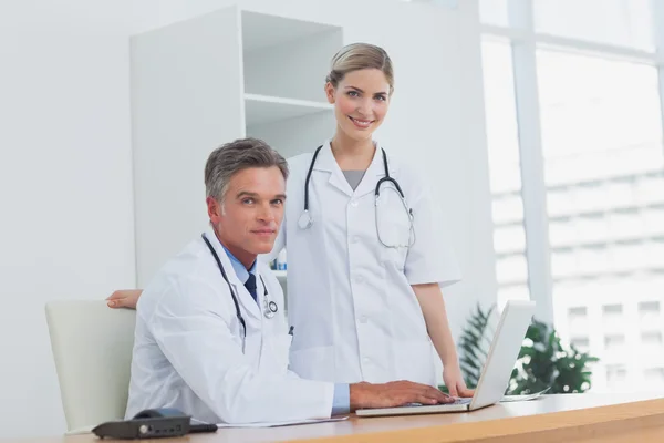 Equipo médico en la oficina — Foto de Stock