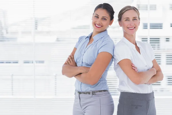 Businesswomen standing back to back — Stock Photo, Image