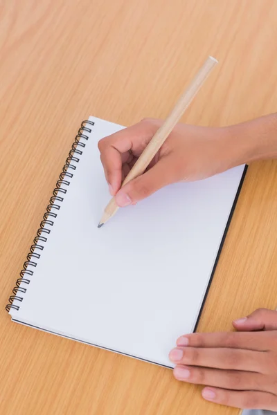 Mulher desenhando em um papel em uma mesa — Fotografia de Stock
