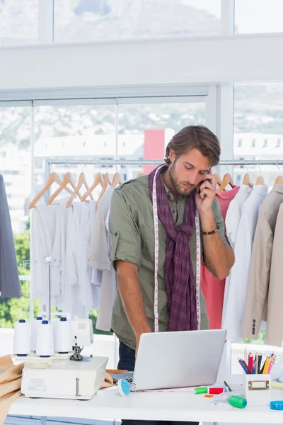 Modedesignerin am Telefon — Stockfoto