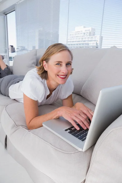 Ontspannen zakenvrouw met behulp van haar laptop — Stockfoto