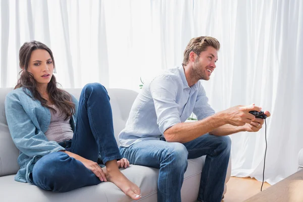 Schöner Mann trägt Spendenbox mit Lebensmitteln — Stockfoto