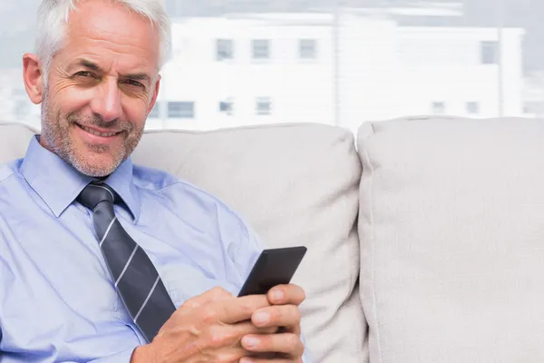 Hombre de negocios feliz usando teléfono inteligente —  Fotos de Stock