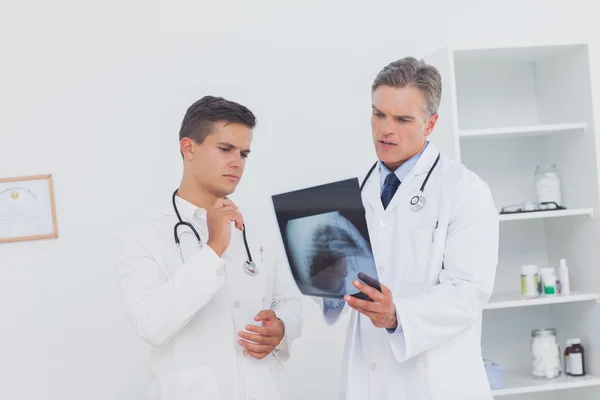 Two doctors analysing a radiography — Stock Photo, Image