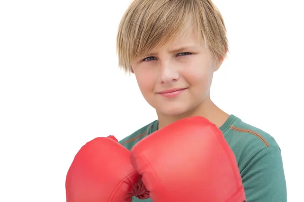 Lachende jongen met bokshandschoenen — Stockfoto