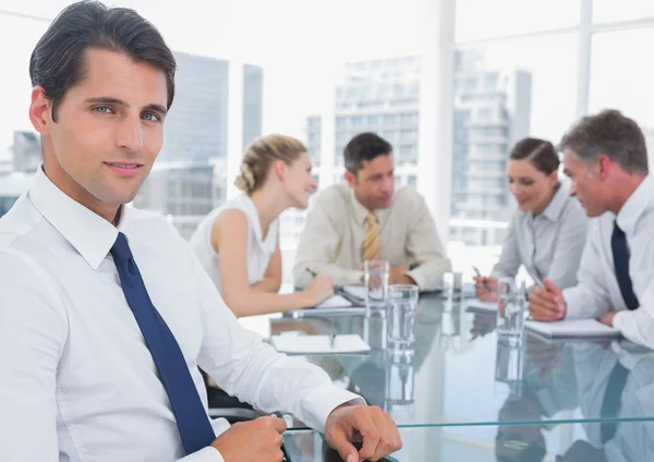 Porträt eines gutaussehenden Geschäftsmannes — Stockfoto