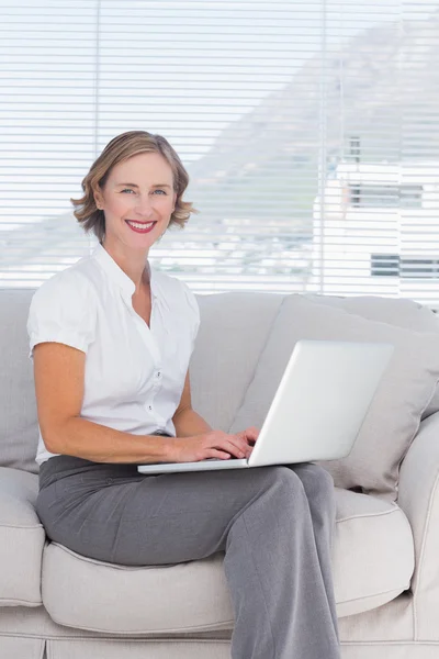 Attraktive Geschäftsfrau mit Laptop — Stockfoto
