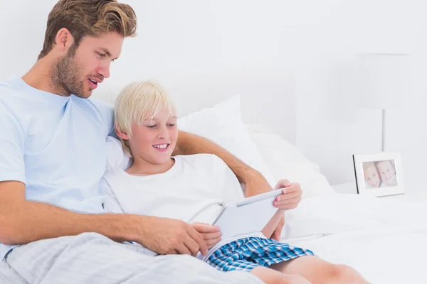 Padre y su hijo usando una tablilla —  Fotos de Stock