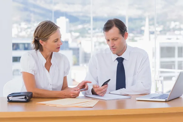 Zakenman zijn smartphone tonen aan een collega — Stockfoto