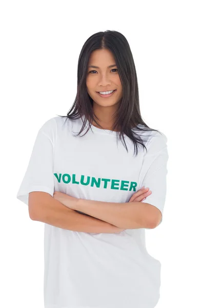 Mulher vestindo camiseta voluntária com os braços cruzados — Fotografia de Stock