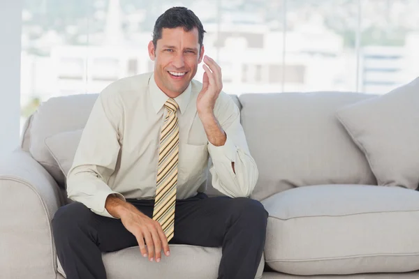 Zakenman zittend op de bank — Stockfoto