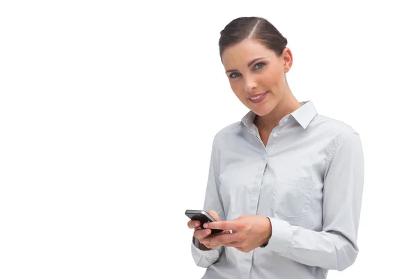 Mujer de negocios sonriente enviando mensaje de texto — Foto de Stock