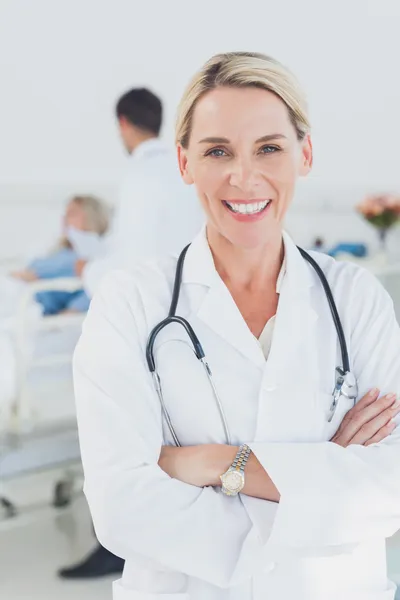 Glimlachende dokter met gekruiste armen — Stockfoto