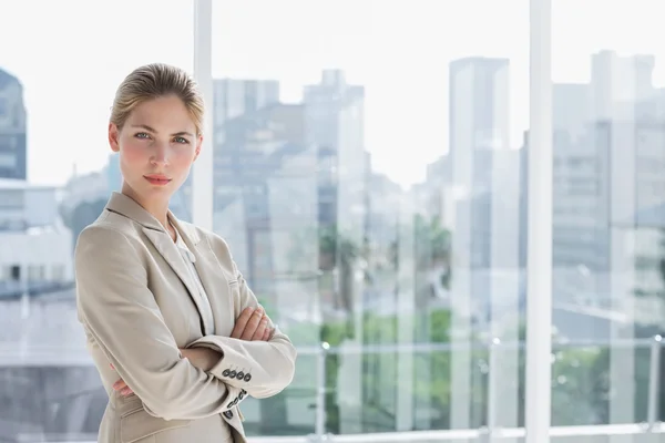 Blonde businesswoman standing with arms crossed — Stock Photo, Image