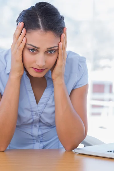 Traurige Geschäftsfrau mit dem Kopf in den Händen — Stockfoto