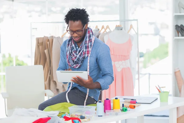 Modedesignerin mit digitalem Tablet — Stockfoto