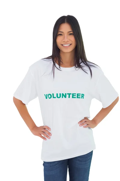 Mujer alegre vistiendo camiseta voluntaria — Foto de Stock