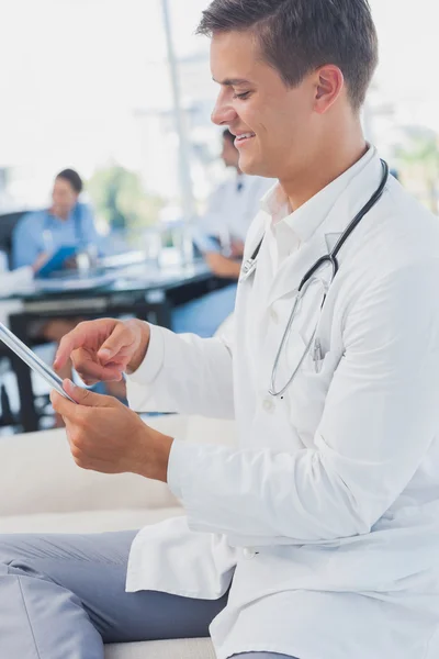 Médico usando tablet pc — Fotografia de Stock