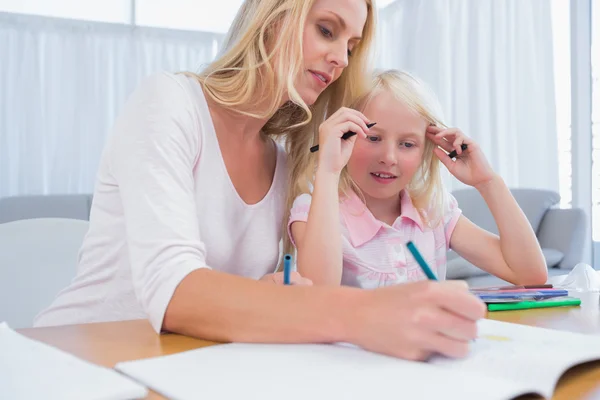 Söt liten flicka med sin mamma ritning — Stockfoto