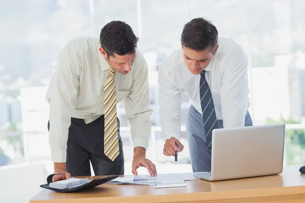 Businessmen working together leaning on desk — Stock Photo, Image