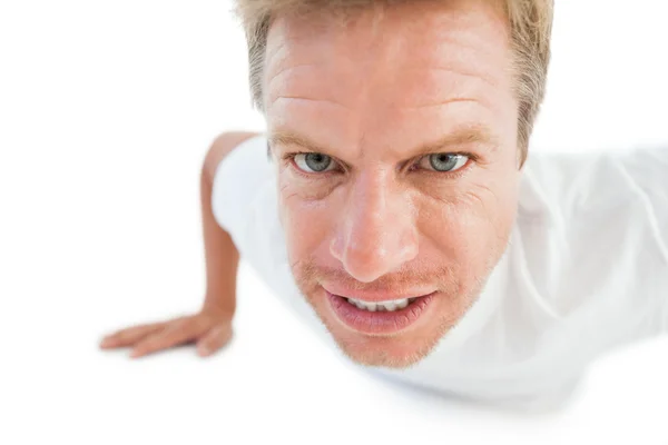 Athletic man doing push ups — Stock Photo, Image