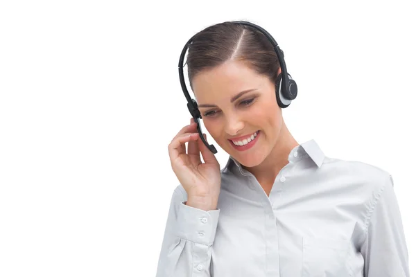 Mulher de negócios sorrindo falando no fone de ouvido — Fotografia de Stock