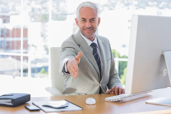 Lächelnder Geschäftsmann reicht Arm zum Händedruck — Stockfoto