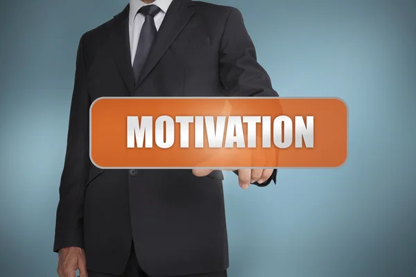 Affärsman att välja ordet motivation — Stockfoto