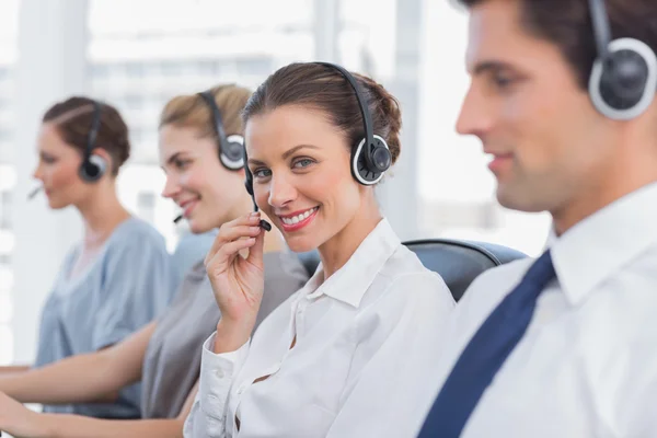 Attraktiva call center agent med ett headset — Stockfoto