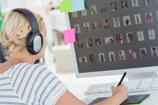 Bildbearbeiterin arbeitet mit Grafik-Tablet am Schreibtisch — Stockfoto