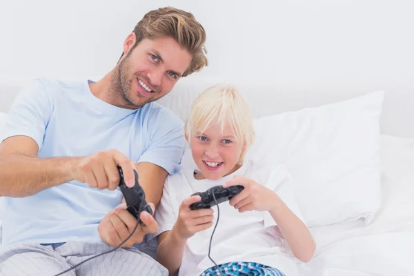 Alegre padre e hijo jugando videojuegos — Foto de Stock