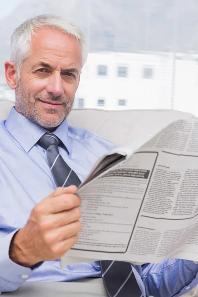 Homme d'affaires lisant un journal — Photo
